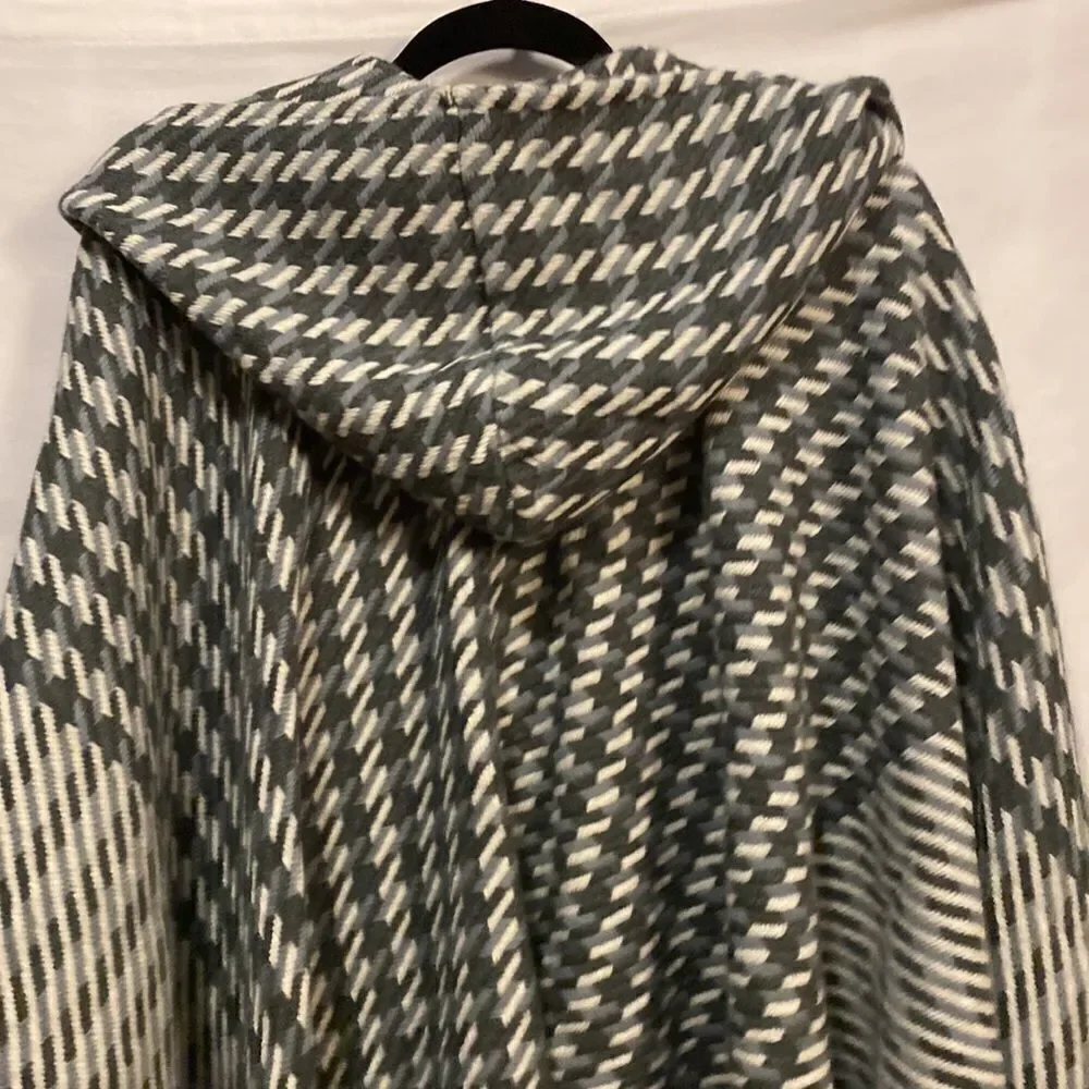 Hooded fringe ladies Gray/white fringe wrap